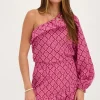 Roze One-shoulder Top Met Ikat Print En Ruffle