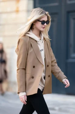Taupe Blazer Met Dubbele Knopen