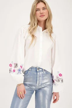 Witte Blouse Met Blauwe Kralen Bloemen