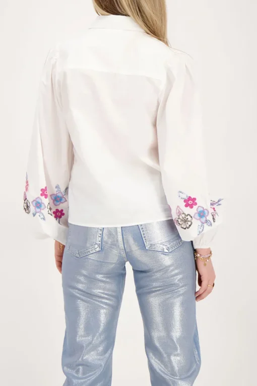 Witte Blouse Met Blauwe Kralen Bloemen
