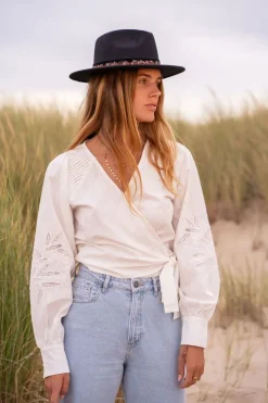 Witte Blouse Met Geborduurde Mouwen & Plooien