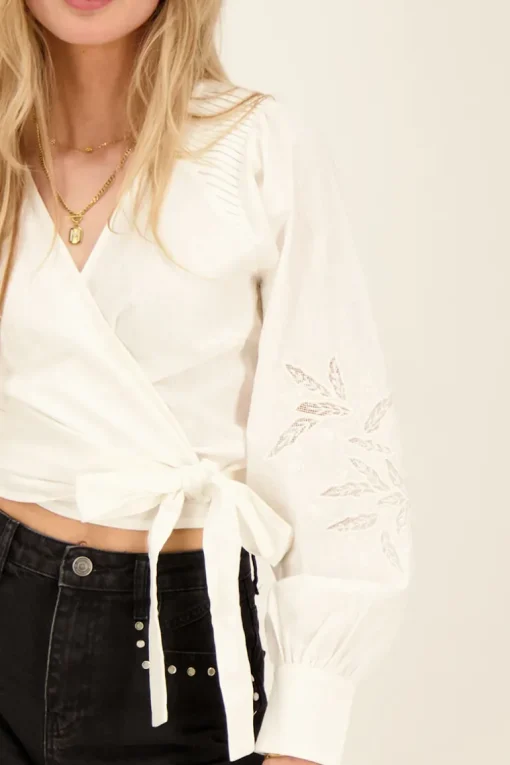Witte Blouse Met Geborduurde Mouwen & Plooien