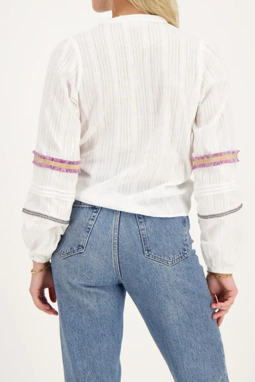 Witte Blouse Met Gekleurde Tapes En Pintuck