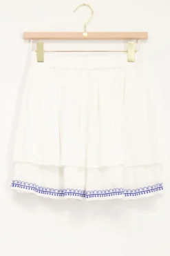 Witte Rok Met Blauwe Embroidery Rand