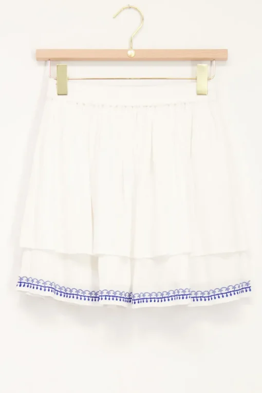 Witte Rok Met Blauwe Embroidery Rand