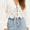 Witte Strikjes Top Met Embroidery En Crochet