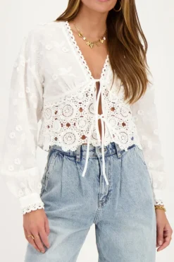 Witte Strikjes Top Met Embroidery En Crochet