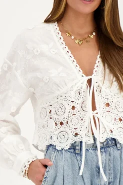 Witte Strikjes Top Met Embroidery En Crochet