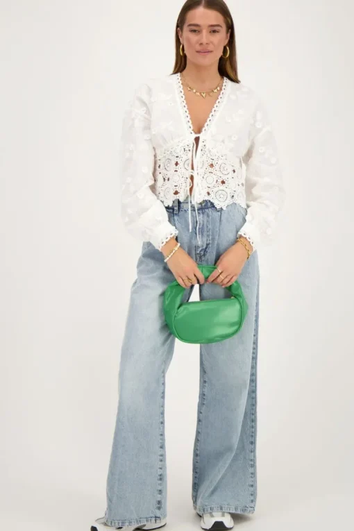 Witte Strikjes Top Met Embroidery En Crochet