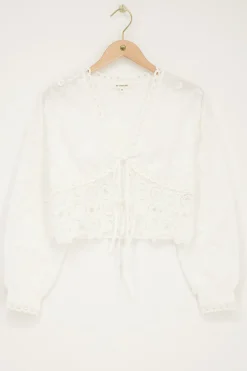 Witte Strikjes Top Met Embroidery En Crochet