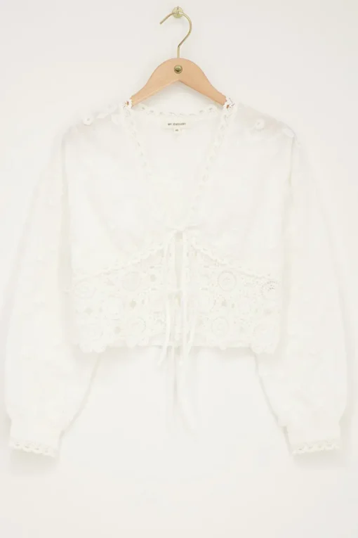 Witte Strikjes Top Met Embroidery En Crochet