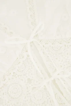 Witte Strikjes Top Met Embroidery En Crochet