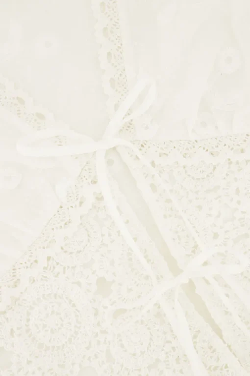 Witte Strikjes Top Met Embroidery En Crochet