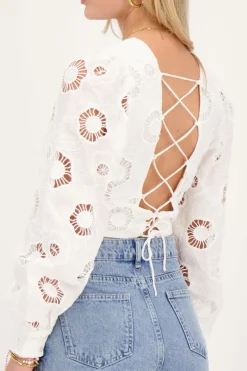 Witte Top Met Gestrikte Achterkant En Bloemen Broderie
