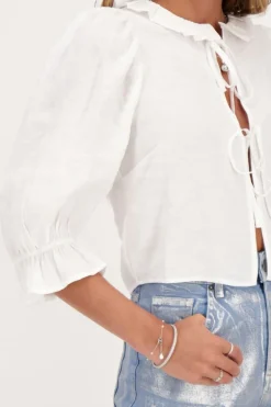 Witte Top Met Strikjes En Ruffle Kraag