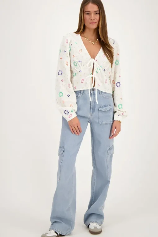 Witte Top Met Strikjes En Multikleur Embroidery