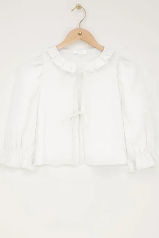 Witte Top Met Strikjes En Ruffle Kraag