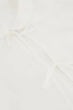 Witte Top Met Strikjes En Ruffle Kraag