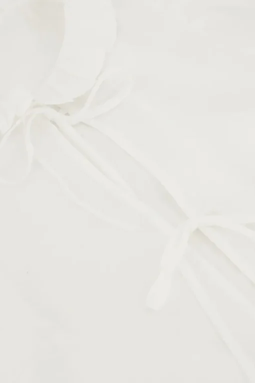 Witte Top Met Strikjes En Ruffle Kraag