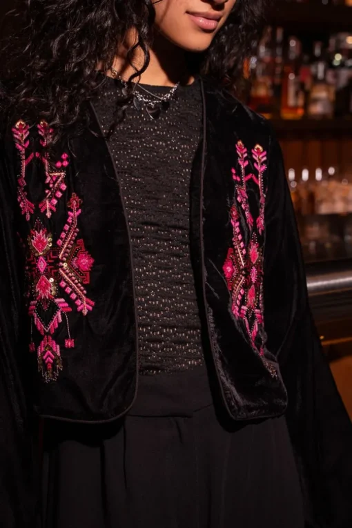 Zwart Velvet Jasje Met Roze Embroidery