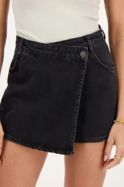Zwarte Denim Skort Met Overslag En Knoop