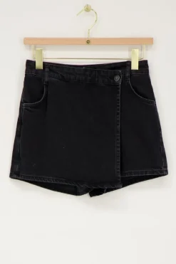 Zwarte Denim Skort Met Overslag En Knoop