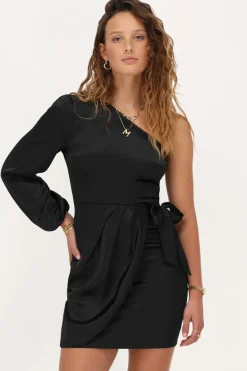 Zwarte Satijnen One-shoulder Jurk Met Overslag