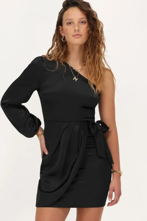Zwarte Satijnen One-shoulder Jurk Met Overslag