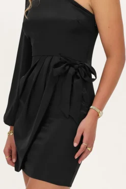 Zwarte Satijnen One-shoulder Jurk Met Overslag