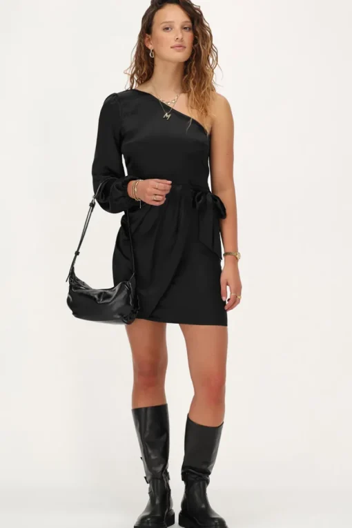 Zwarte Satijnen One-shoulder Jurk Met Overslag