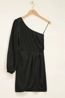 Zwarte Satijnen One-shoulder Jurk Met Overslag