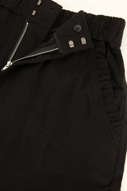 Zwarte Short Met Linnen & Ruffles