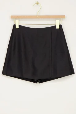 Zwarte Skort Met Overslag Satijnen Look