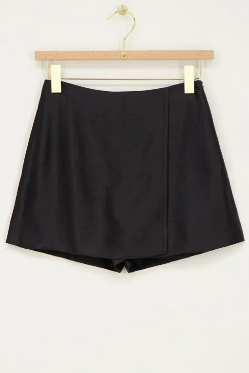 Zwarte Skort Met Overslag Satijnen Look