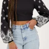 Zwarte Top Met Gestrikte Achterkant En Embroidery