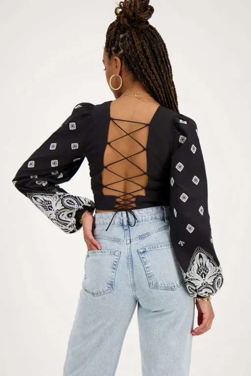 Zwarte Top Met Gestrikte Achterkant En Embroidery