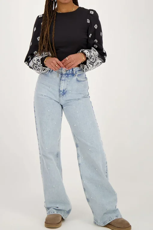 Zwarte Top Met Gestrikte Achterkant En Embroidery