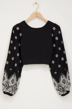 Zwarte Top Met Gestrikte Achterkant En Embroidery