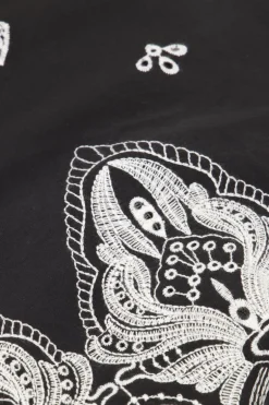 Zwarte Top Met Gestrikte Achterkant En Embroidery