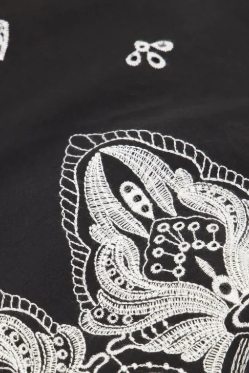 Zwarte Top Met Gestrikte Achterkant En Embroidery