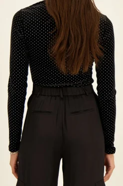 Zwarte Top Met Studs En Opstaande Kraag