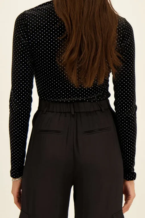 Zwarte Top Met Studs En Opstaande Kraag