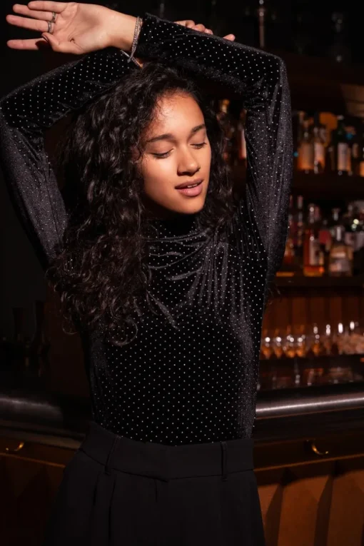 Zwarte Top Met Studs En Opstaande Kraag