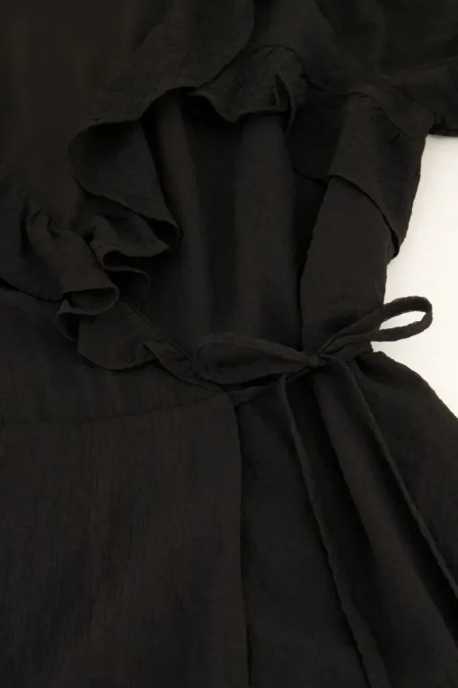 Zwarte Wikkeljurk Met Ruffles