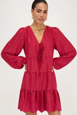 Rode Jurk Met Lange Mouw En Gestrikte Voorkant