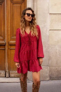 Rode Jurk Met Lange Mouw En Gestrikte Voorkant