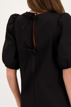 Zwarte Jurk Met Strikjes En Pofmouwen