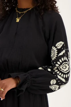 Zwarte Mousseline Jurk Met Witte Embroidery